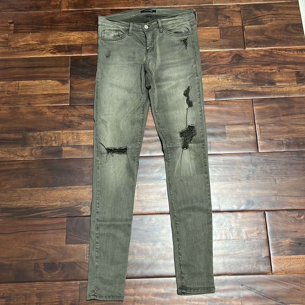Women’s Sz 28 Flying Monkey skinny jeans.